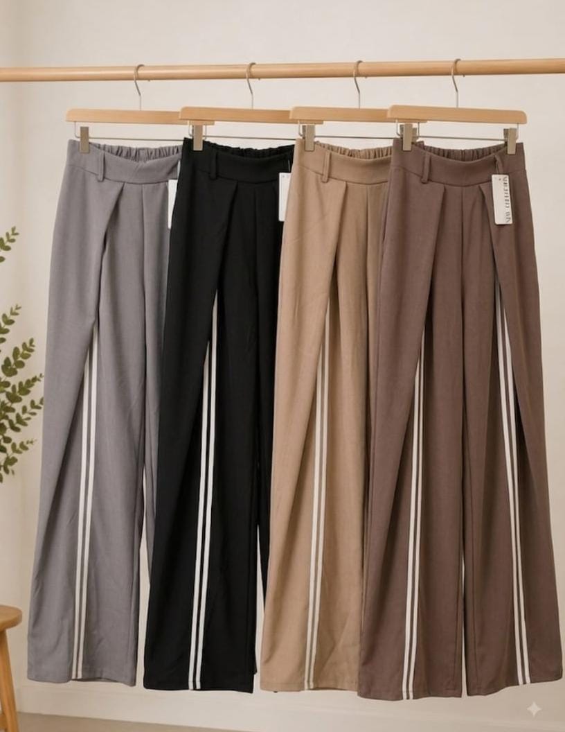 Mujer con pantalón palazzo negro de pierna ancha y doble banda lateral blanca